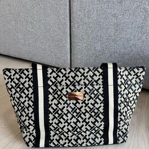 Tommy Hilfiger Cream and Blue Tote Bag with Chic Design